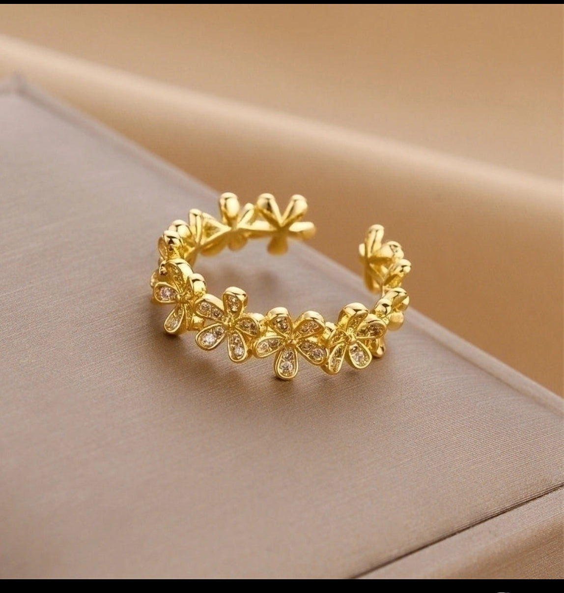 Daisy pave ring